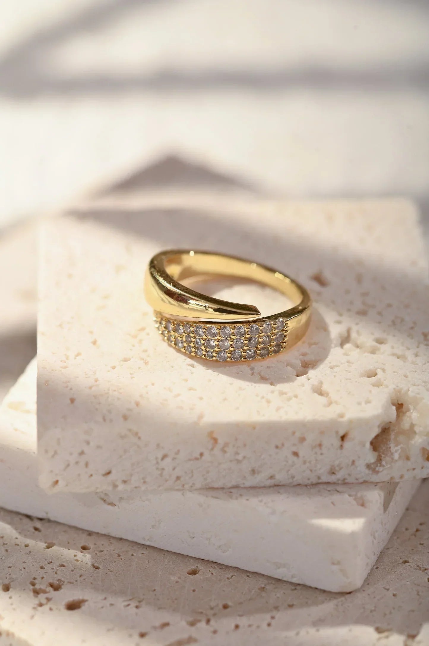 Elegant Guldring med Funklende Sten (1+1 GRATIS)